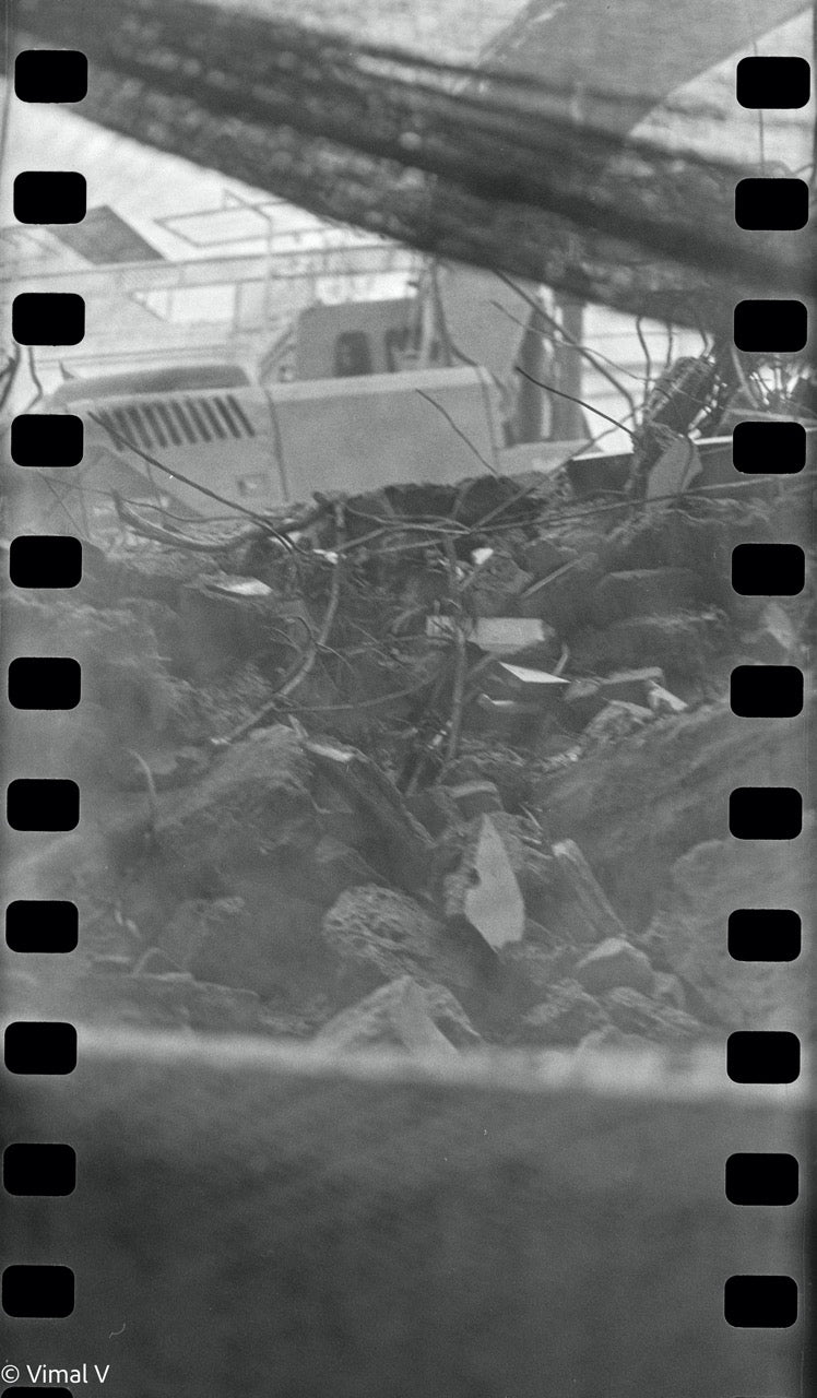 Mamiya C220 + Mamiya-Sekor 80mm f/3.7 | Medium Format Film Camera + Lens | Excellent